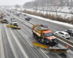 多倫多今天繼續降雪 撒鹽車一早出動