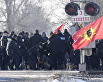 安省省警出动大批警力 逮捕仍在阻碍铁路者