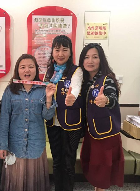 會員黃惠玲（右）和女兒（左）都是第一次捐血。