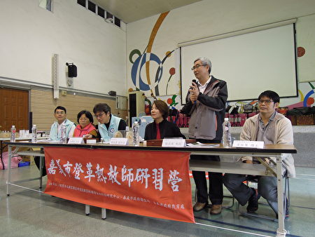  中興大學教授杜武俊勉勵教師執行登革熱教學。