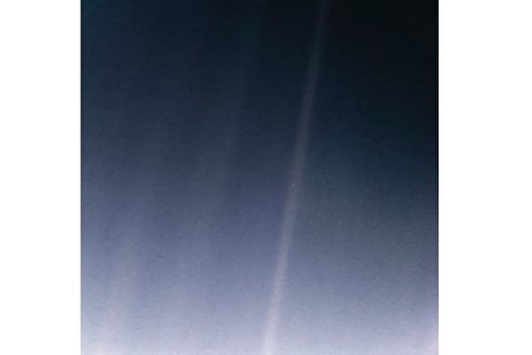 《蒼藍小點》：來自40億英里外的地球照片