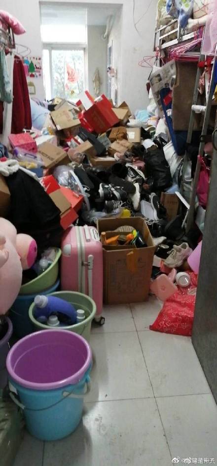 武汉软件工程职业学院学生宿舍的物品被随意丢弃。（网络图片）