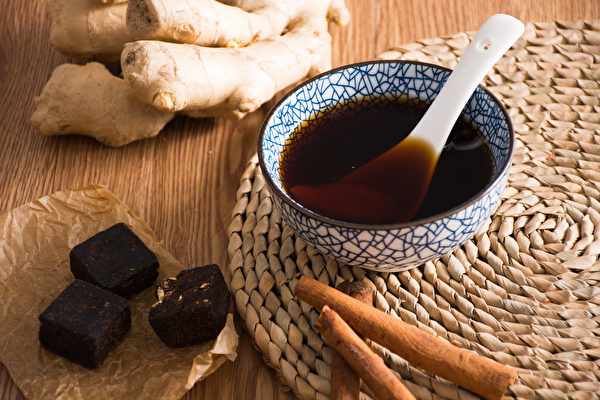 生理期女性需要保暖腹部，可以喝黑糖姜茶等暖宫饮品。(Shutterstock)