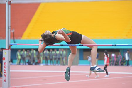 苗县中小学运动会，跳高选手争取佳绩。