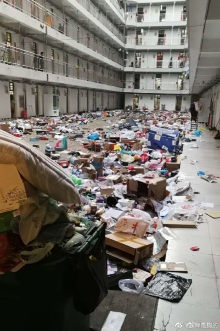 武汉软件工程职业学院学生宿舍的物品被随意丢弃。（网络图片）