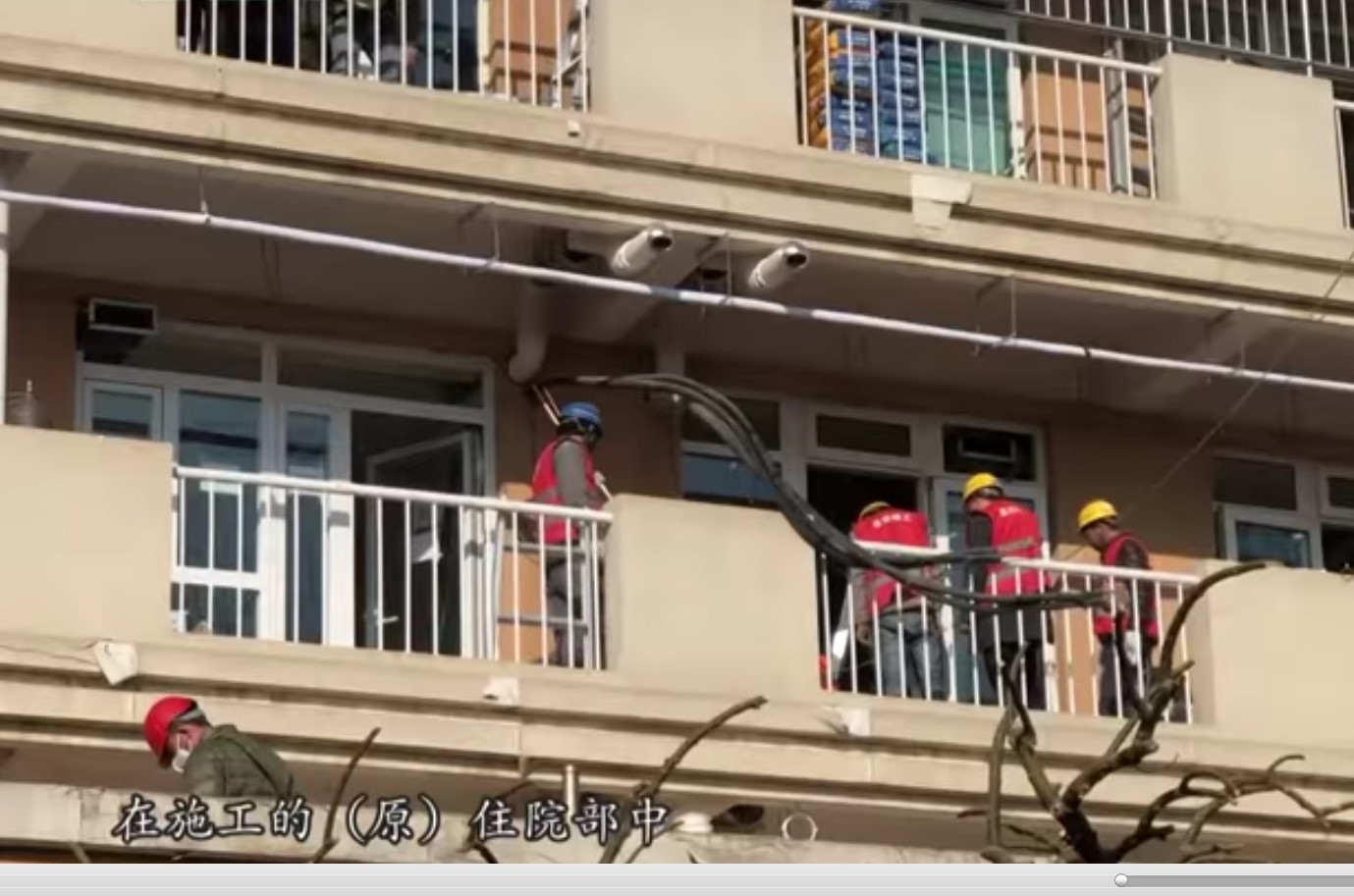1月30日,小湯山醫院重整,工人正裝上鐵欄杆。(視頻截圖)