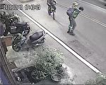 独居老妇机车抛锚 暖警背送返家