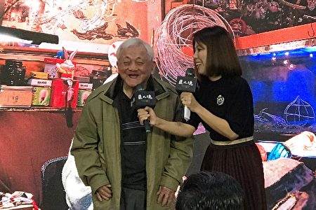 现年94岁的新竹市国宝级花灯灯艺师萧在淦老师（左）笑容可掬，最爱龙、凤凰、虎、孔雀与麒麟等造型花灯，他说这些动物不容易看到，所以特别漂亮。