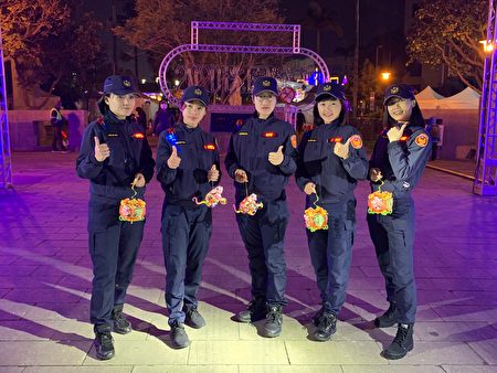 桃園燈會中壢女警服務隊，於現場協助安全維護。