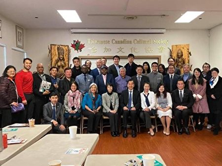图:加拿大多元交流协会举办圆桌会议,加深彼此了解沟通,推动未来更多合作。(杨胜帆提供)