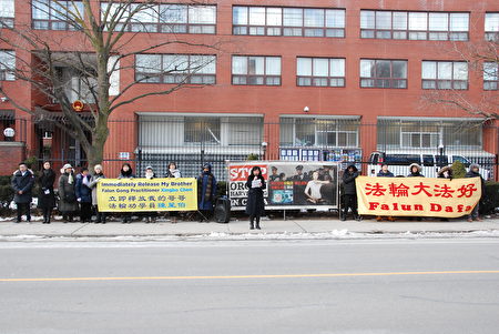 加拿大居民陳學敏在多倫多中領館前呼籲，要求中共政府立刻釋放她的哥哥陳星伯。（伊鈴／大紀元）