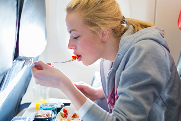 營養專家建議 搭乘飛機時應避免吃這些食物