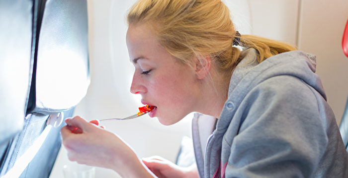 营养专家建议 搭乘飞机时应避免吃这些食物
