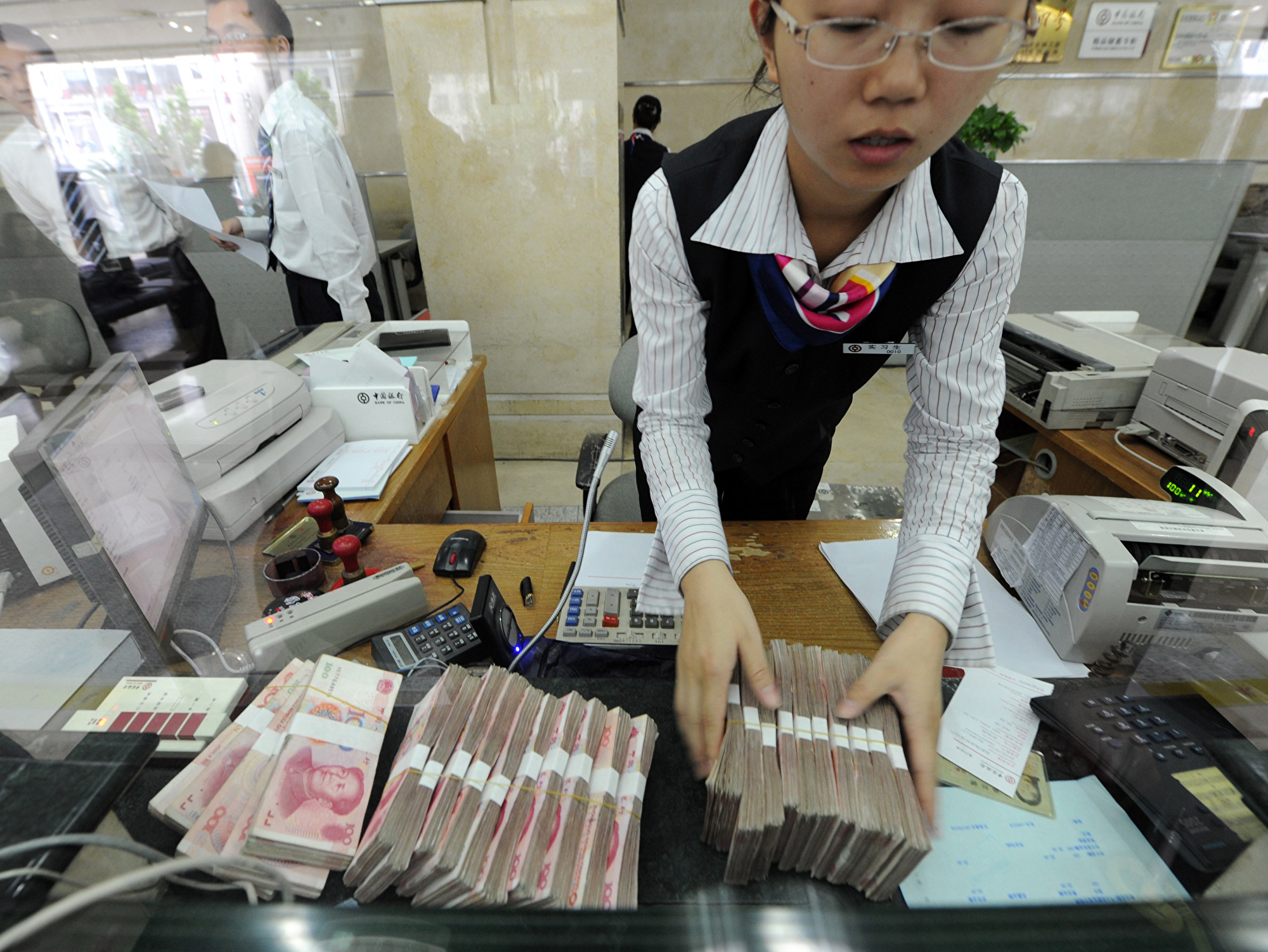 中国央行要求各地银行回收人民币现钞消毒隔离7天至14天,或火烧销毁。(STR/AFP via Getty Images)