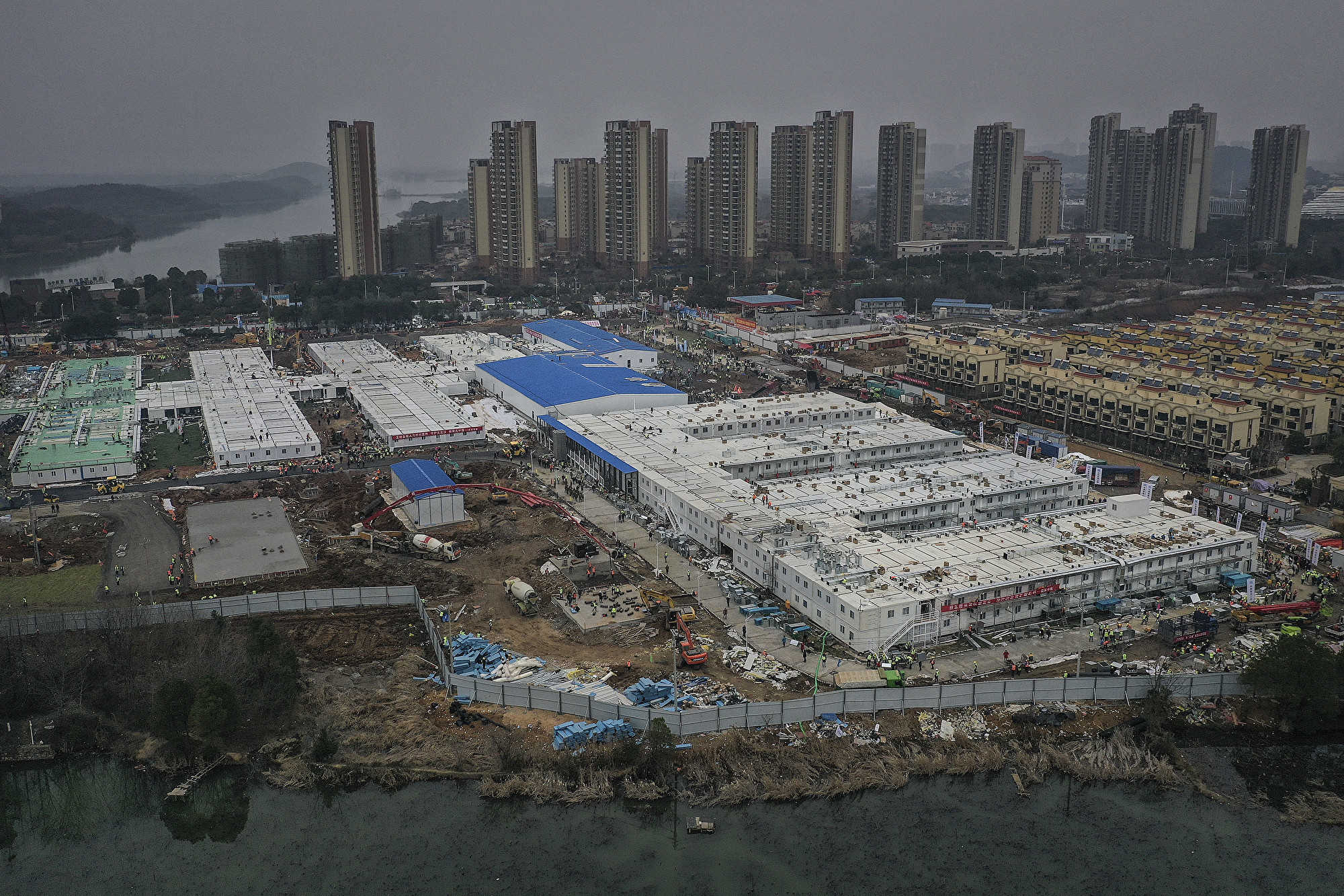 武漢火神山醫院總建築面積約3.4萬平方米。圖為鳥瞰醫院。(Stringer/Getty Images)