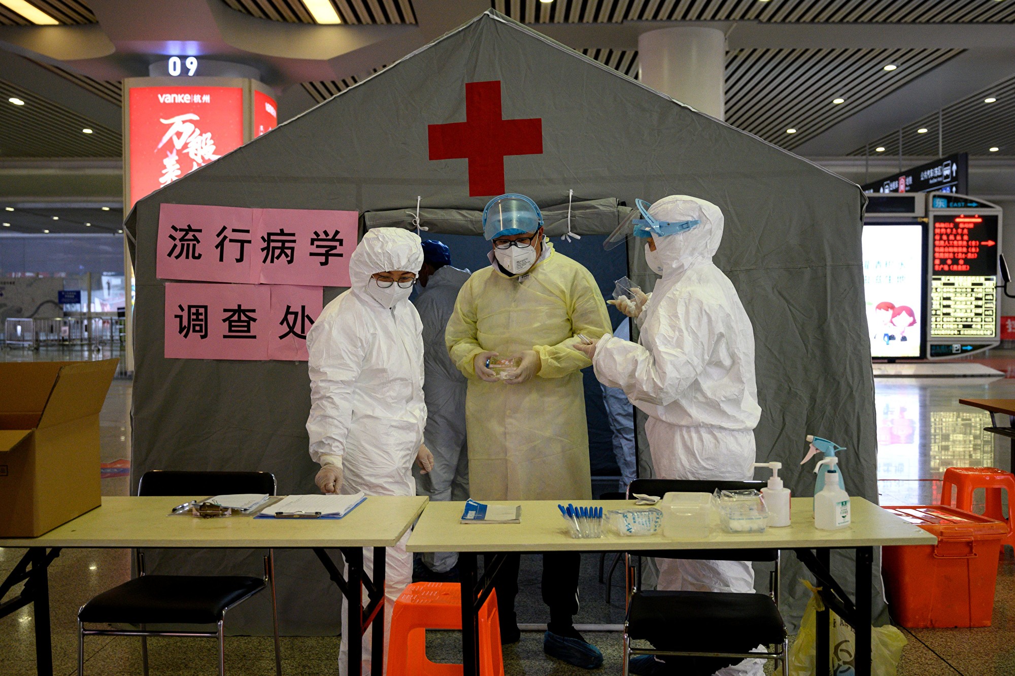 2月5日杭州東火車站內設立了流行病學調查處。(NOEL CELIS/AFP)