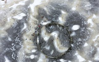 在湖冰上凿出旋转圆盘 日本人在冬天这样玩