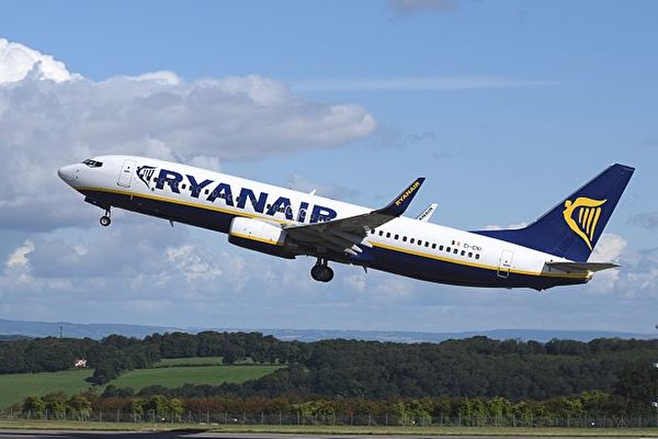 Ryanair Boeing 737 EI ENI departs Bristol Airport 23September2014 arp