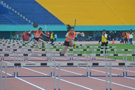 苗县中小学运动会，跨栏竞赛选手争取佳绩。