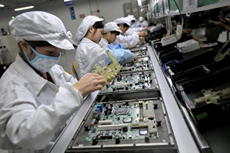 富士康复工心切,聘用了钟南山为防疫及复工总顾问。图为富士康深圳厂。 (AFP)
