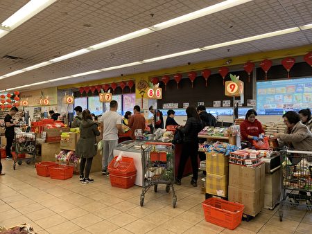 不实传言使法拉盛金城发超市的生意掉了60%，超市表示保留追究制造谣言者的责任。