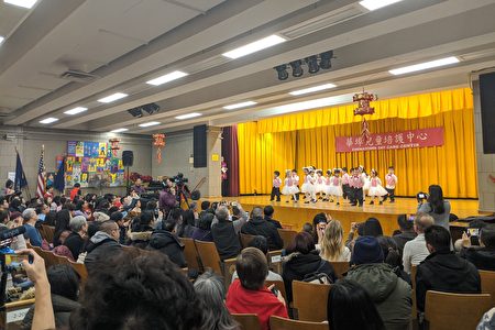 臺下家長和嘉賓們拿起手機拍照錄影,為小朋友留下美好時光的回憶。