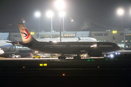 在陸委會透過各種管道協調之下，接回武漢台商的包機3日晚間11時40分抵達桃園國際機場。 