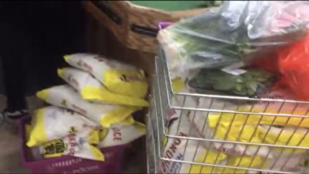 在法拉盛昌发超市，华人抢购黄国宝大米。