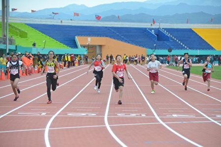 苗县中小学运动会，赛跑选手争取佳绩。