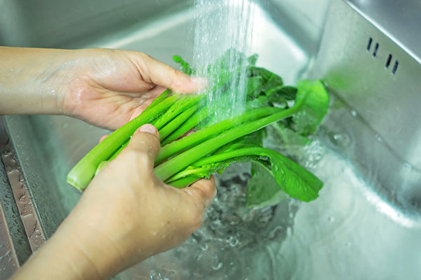 若用流水清洗蔬菜，可將附著在表面的病毒過濾掉百分之八九十。(Shutterstock)