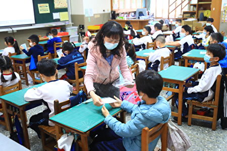仁美國小老師加碼發送每位學童2片口罩。