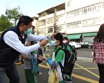 迎接开学日 地方首长帮学童量额温