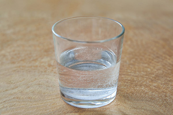 白开水是最好的饮品，任何机能性饮料都没有白开水对身体的益处大。(Shutterstock)