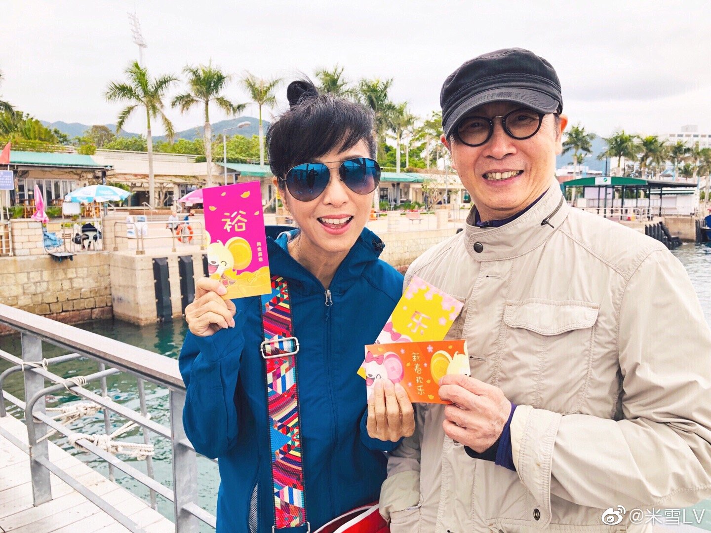 刘松仁(右)与米雪拿着红包合照。(<a href="https://photo.weibo.com/2097482553/wbphotos/large/mid/4470091980320290/pid/7d050b39gy1gbq82wtggmj21400u0amc" target="_blank" rel="noopener noreferrer">米雪微博</a>)