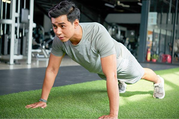 伏地挺身又稱俯臥撐，是一種負重訓練，能鍛鍊全身肌肉，有多種好處。(Shutterstock)
