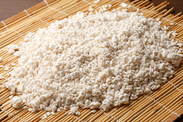 麹是制作味噌的必要原料之一。硬颗粒麹现在仍是做味噌的不二之选。(Shutterstock)