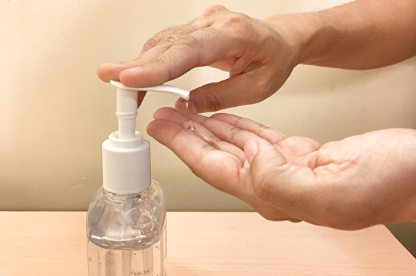 比起肥皂或洗手乳，酒精乾洗手液容易帶來皮膚問題。(Shutterstock)