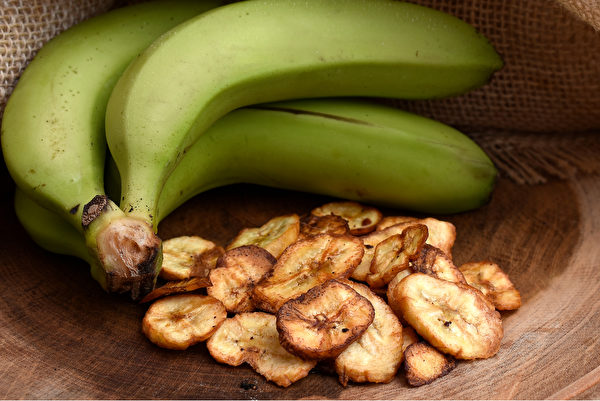 未成熟的青香蕉升糖指数比成熟的黄香蕉低，而且含有更多的抗性淀粉和果胶。(Shutterstock)