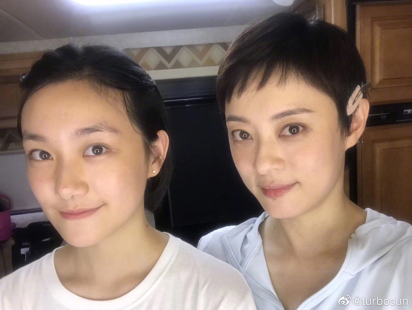 孙俪(右)与同父异母的妹妹孙艳合照。(<a href="https://www.weibo.com/u/1678105910?zw=ent&is_all=1#_rnd1582758175579" target="_blank" rel="noopener noreferrer">孙俪微博</a>)