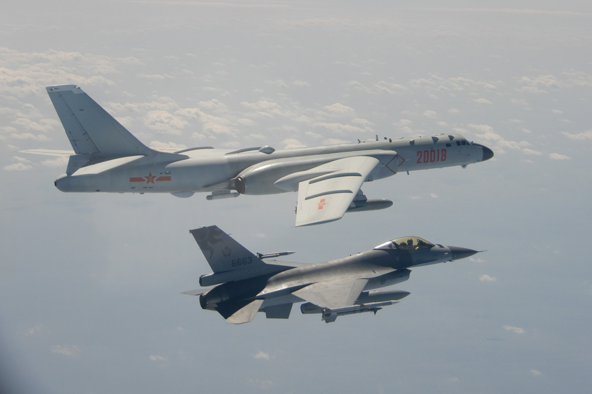 解放軍轟6(前)等型軍機2020年2月10日再次執行遠海長航訓練,期間曾短暫逾越海峽中線,國軍F-16(後)戰機掛載實彈監控共軍轟6。(Taiwan's Defence Ministry/AFP)
