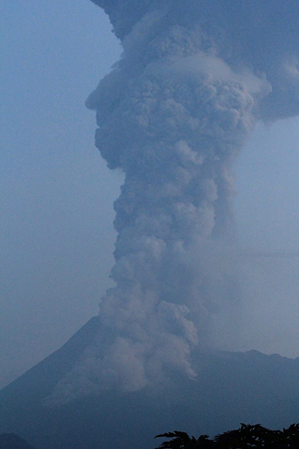 印度尼西亞最活躍的默拉皮火山（Mount Merapi）3月3日早晨爆發，噴出大量火山碎屑，巨大煙灰柱噴向6,000米的高空。（RANTO KRESEK/AFP）