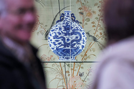 乾隆青花瓷宝月瓶：410万欧元在法国拍卖| 中国| 古董| 大纪元