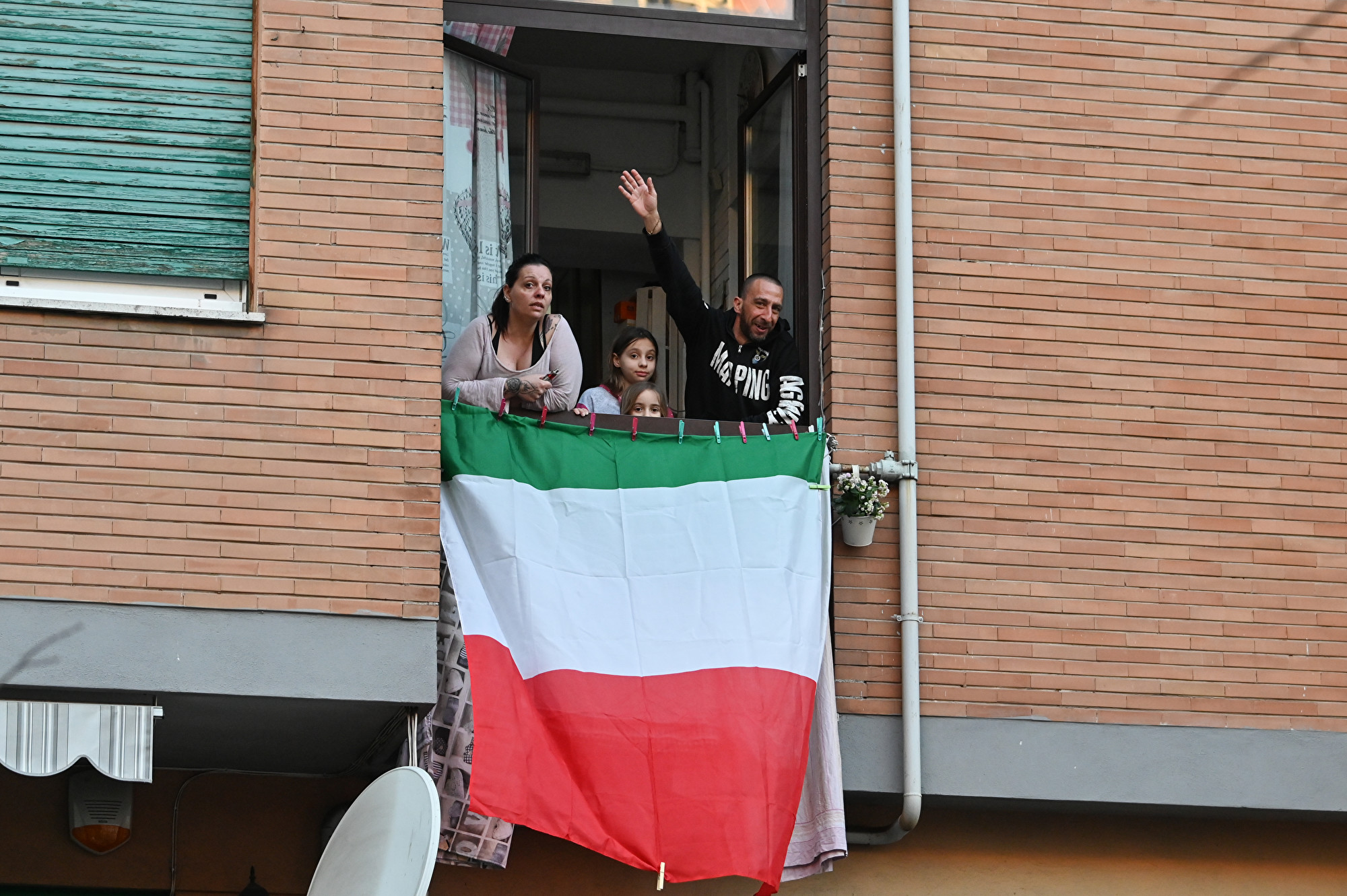 2020年3月15日，意大利羅馬民眾在陽台上唱起自己國家的國歌（A song for Italy），向意大利醫療人員致敬，遭中共官媒編造為意大人感謝中國的假新聞。(ANDREAS SOLARO/AFP via Getty Images)