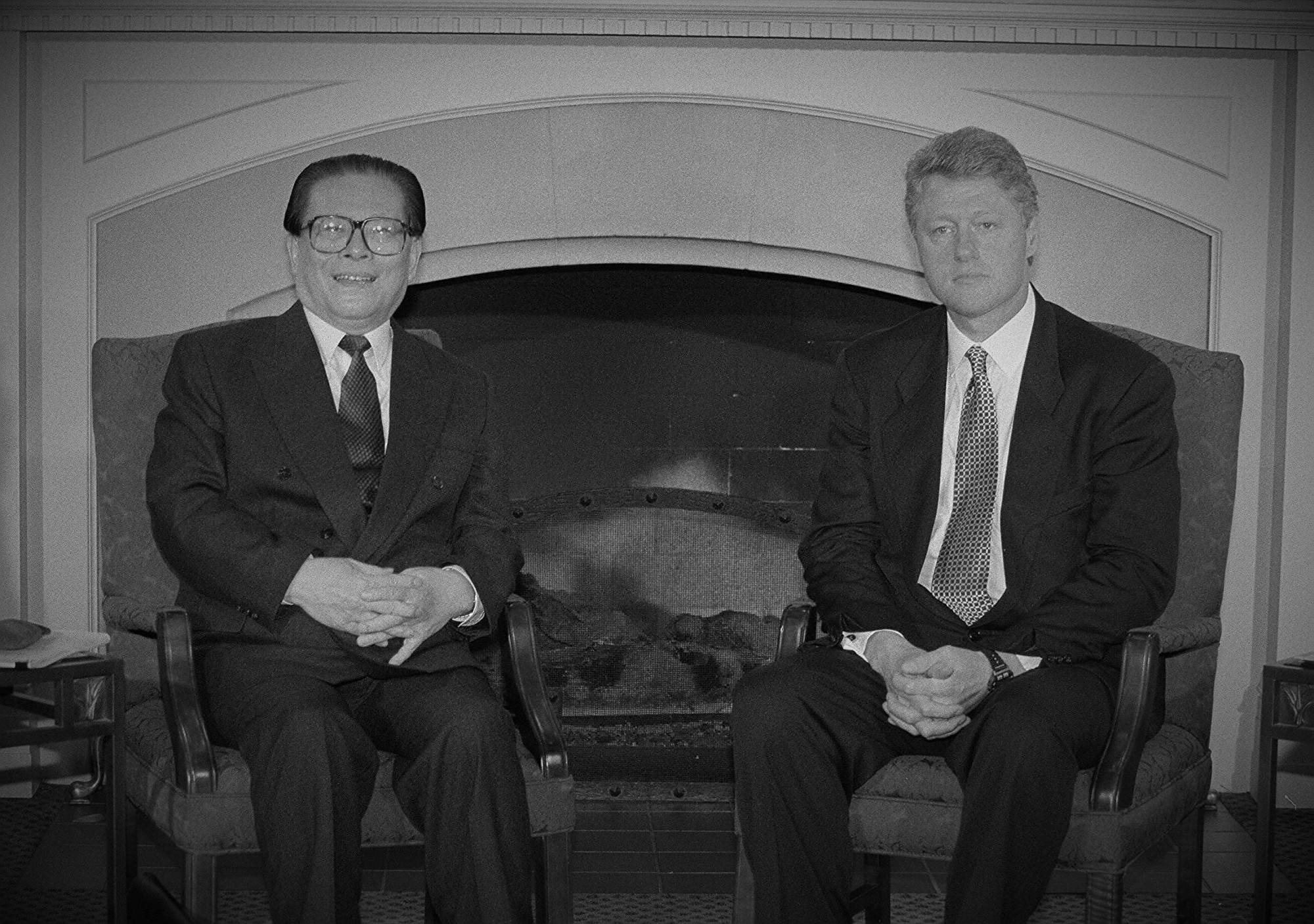 1993年11月,江泽民在1989年“六四”天安门大屠杀后,赴西雅图参加APEC峰会,会见了克林顿。 (LUKE FRAZZA/AFP)