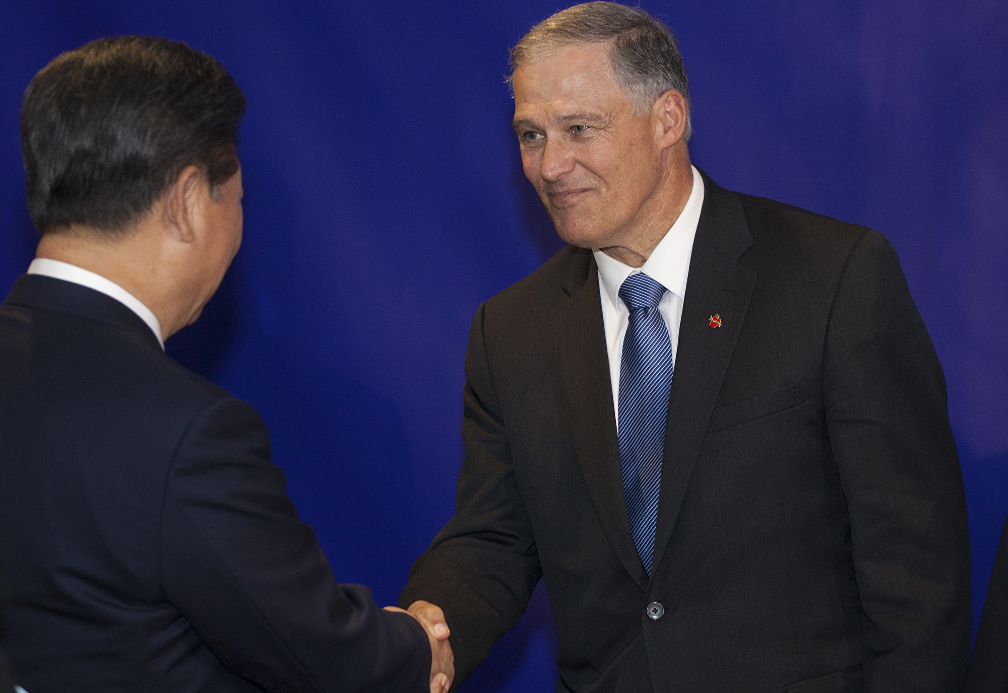 2015年9月22日,华盛顿州州长杰伊.伊斯利(右)会见中国国家主席习近平。(MATT MILLS MCKNIGHT / POOL / AFP)