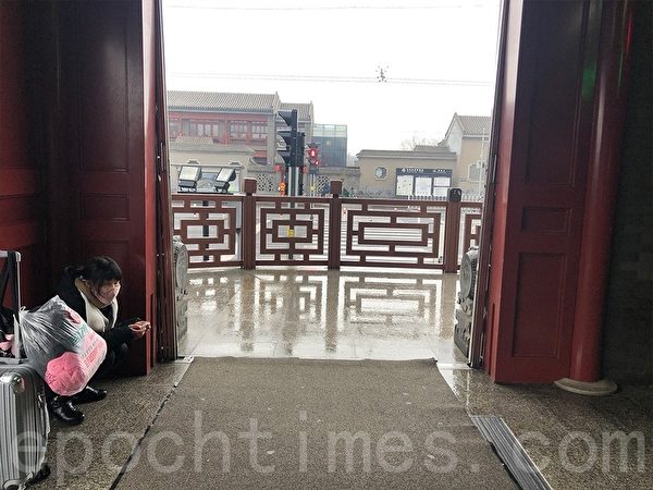 北京南鑼鼓巷地鐵站，返京女子正在等車。（大紀元）