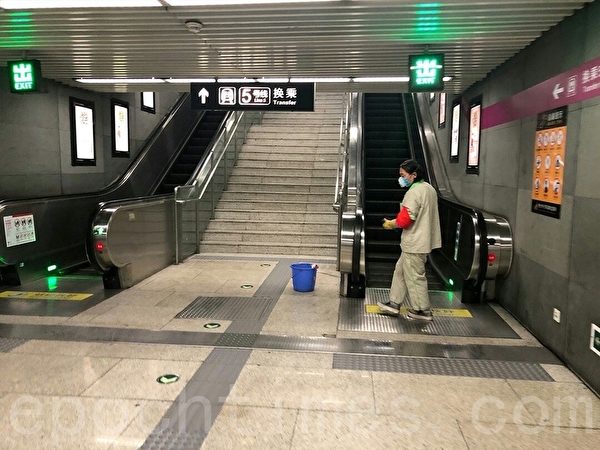 2月29日，北京地鐵空空盪盪，幾乎無人乘坐。圖為五號線打掃衛生的阿姨。（大紀元）