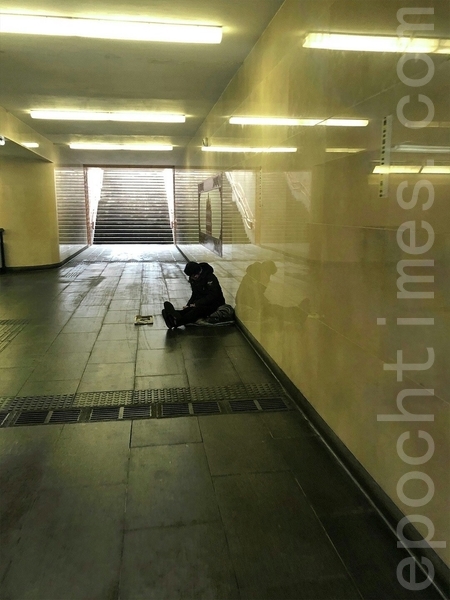 2月29日，北京王府井地鐵站隧道裏乞討的人。（大紀元）