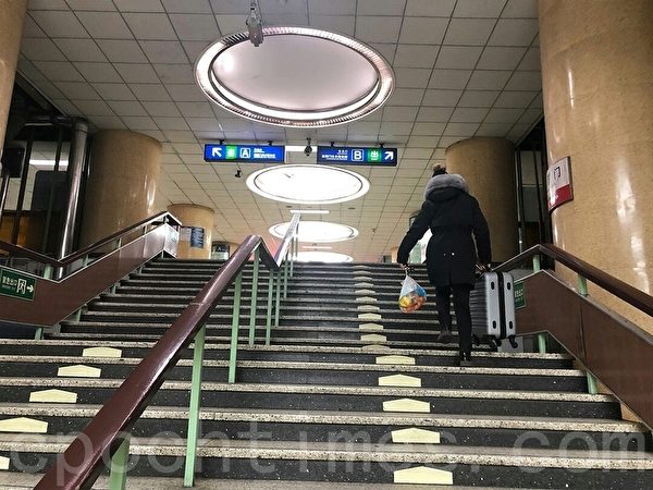 2月29日，北京地鐵站，空空盪盪，很少客人。（大紀元）