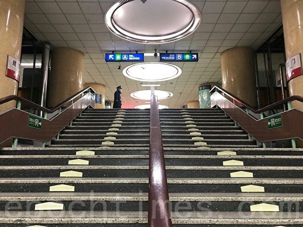 2月29日，北京地鐵站空空盪盪，幾乎無乘客，只有很少工作人員。（大紀元）